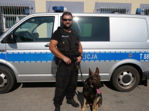 sierż. szt. Kamil Domżalski wraz z psem służbowym Rambo