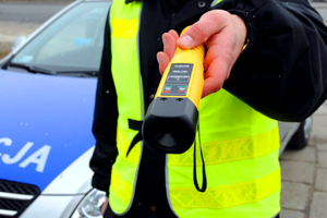 policjant ruchu drogowego z trzymanym w ręku urządzeniem Alco-Blow