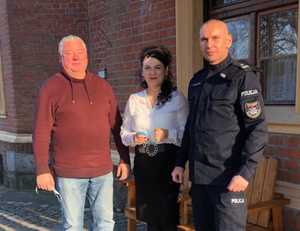 Koordynatorzy ośrodka recepcyjnego w Karnitach i Komendant Powiatowy Policji w Karnitach