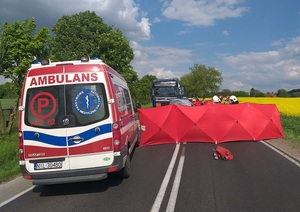 karetka pogotowia na miejscu wypadku drogowego