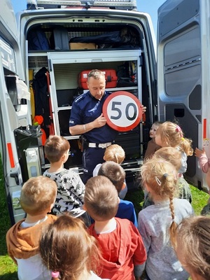 Policjant omawiający znaki drogowe