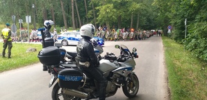 policjanci na motocyklach zabezpieczają przejście harcerzy