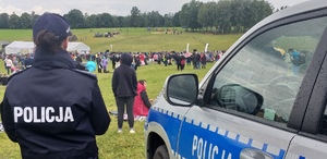 policjantka obok policyjnego auta