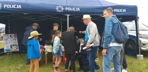 uczestnicy zdarzenia odwiedzają policyjny namiot