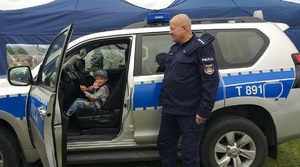dziecko w policyjnym radiowozie