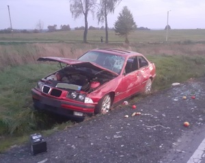 na zdjęciu widzimy rozbity, czerwony samochód marki BMW