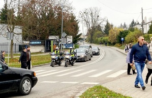 Policjanci ruchu drogowego na motocyklach