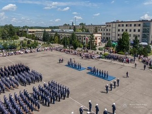 Plac apelowy Wyższej Szkoły Policji w Szczytnie podczas promocji oficerskiej. Fot. WSPol.