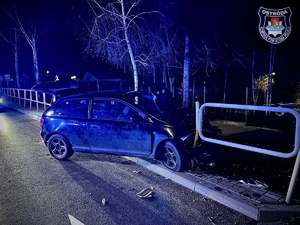 Zdjęcie przedstawia miejsce zdarzenia drogowego. Uszkodzone auto.