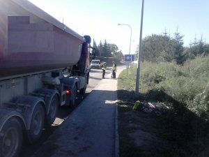 Policjanci pracujący na miejscu wypadku