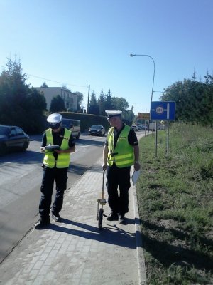 Policjanci podczas oględzin miejsca zdarzenia