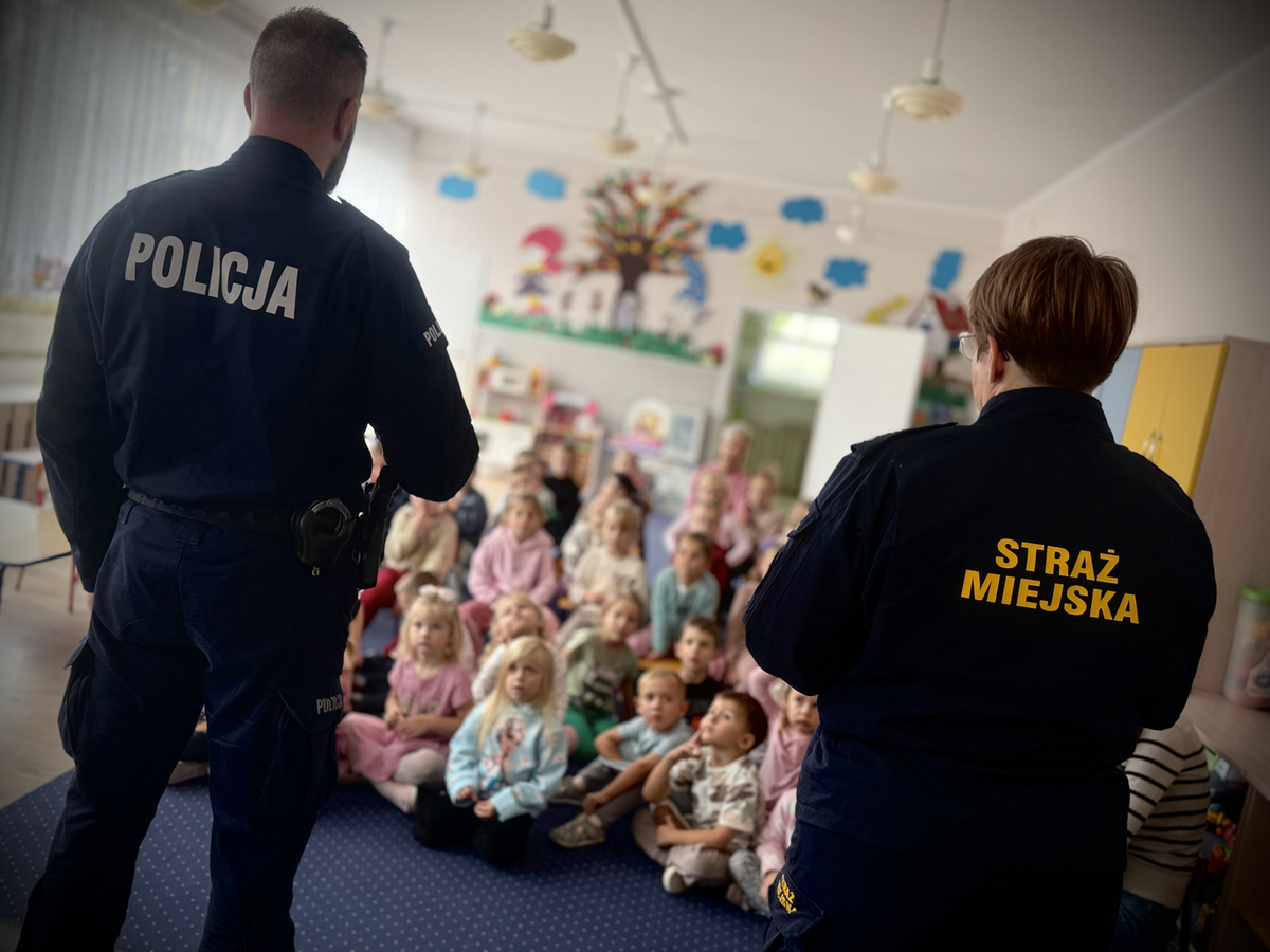 Spotkania profilaktyczne policjantów z dziećmi w Ostródzie i Samborowie